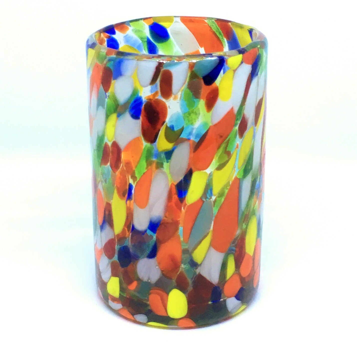 Novedades / Juego de 6 vasos grandes 'Confeti Carnaval' / Deje entrar a la primavera en su casa con éste colorido juego de vasos. El decorado con vidrio multicolor los hace resaltar en cualquier lugar.